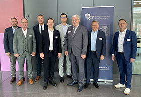 Hermann Meyering (3. v. re.), stv. Vorsitzender Philipp Hörmann (4. v. li.) sowie Philipp Cantauw (links daneben), Bülent Menekse (2. v. re.) und Josef Weiermair (2. v. li.) wurden einstimmig als Vorstandsmitglieder bestätigt. Hermann Meyering (3. v. re.), stv. Vorsitzender Philipp Hörmann (4. v. li.) sowie Philipp Cantauw (links daneben), Bülent Menekse (2. v. re.) und Josef Weiermair (2. v. li.) wurden einstimmig als Vorstandsmitglieder bestätigt.